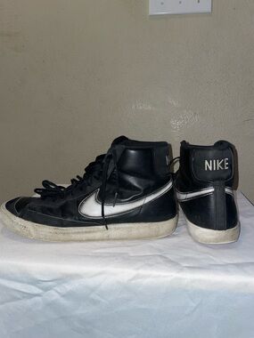 Men’s Nike Black High-Top Sneakers with White Swoosh Leather 9.5